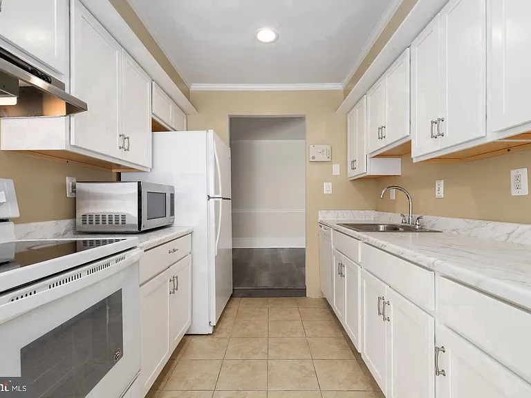 20218 Halethorpe Ln #215 — Photo 7