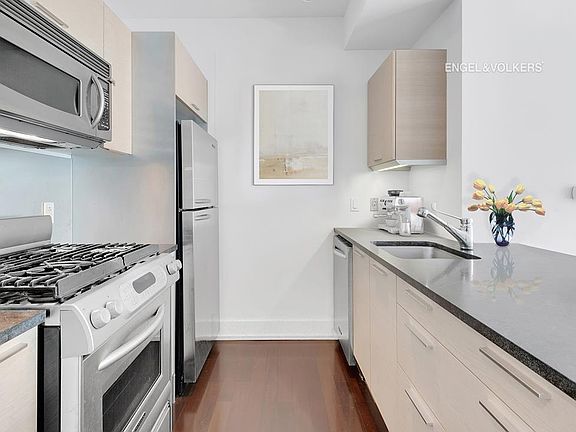 4th image of 350 W 42nd St APT 24I