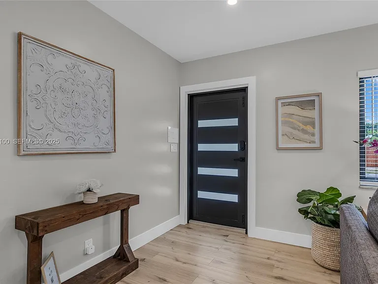 1204 NE 7th St — Photo 3