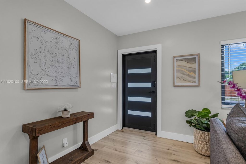 1204 NE 7th St, photo 3