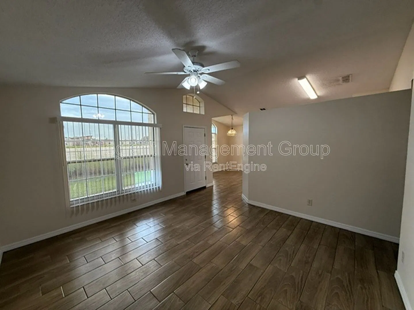 3 bed, 2.0 bath, 1210 sqft, $1,799 — Photo 4