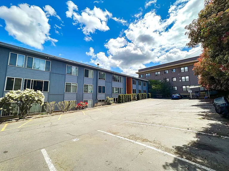 509 Apartments — Photo 17
