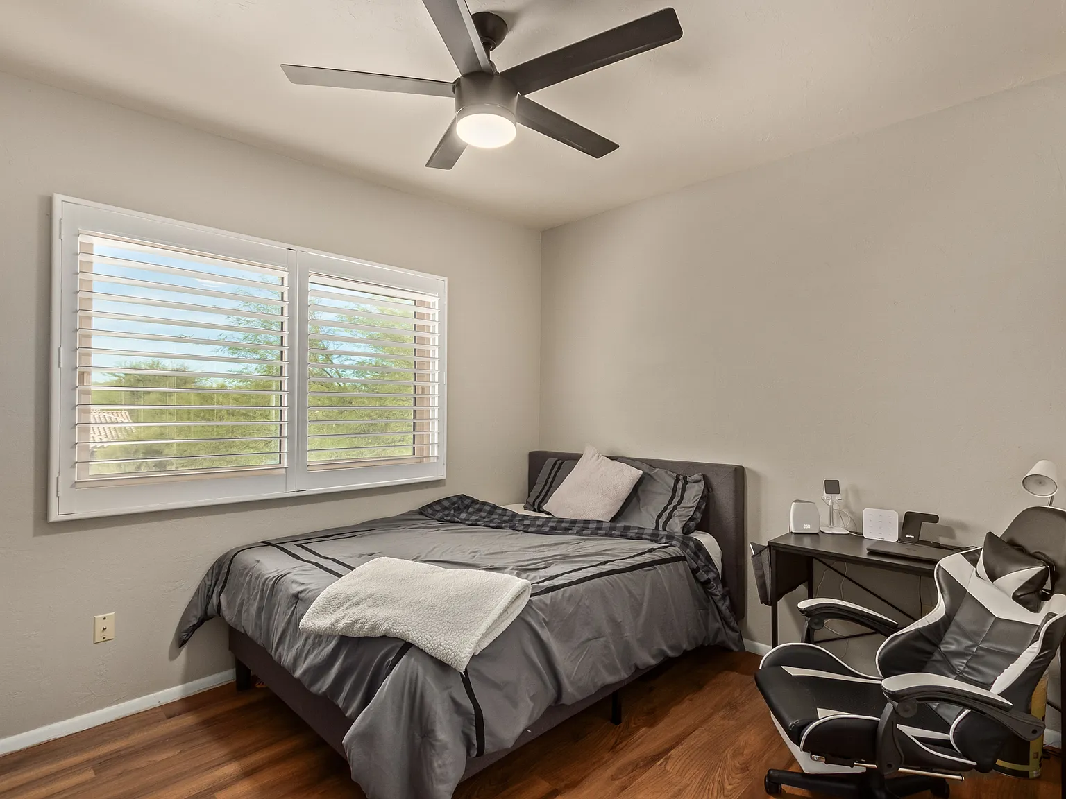 Views! Space! Move in ready! — Photo 2