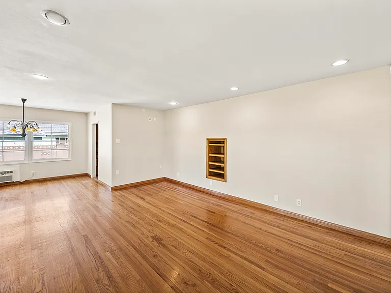 1237 W Oak Ave — Photo 5