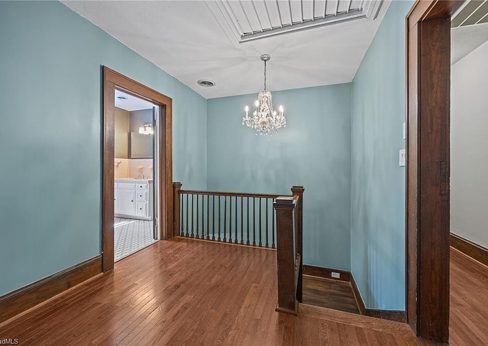 25th image of 224 W Colonial Dr