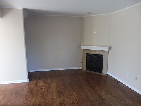 5th image of 142 S Moline St