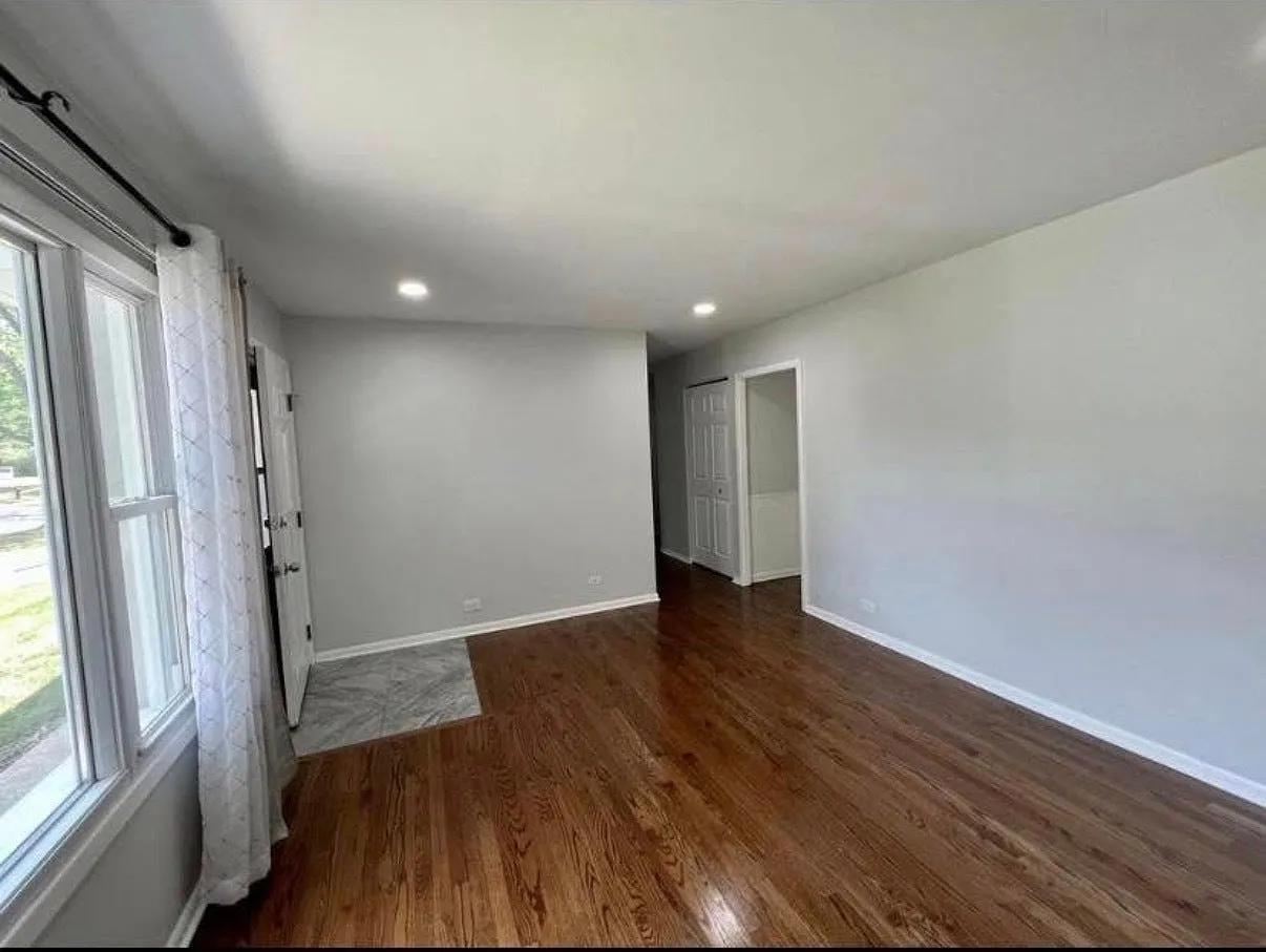 3 bed, 864 sqft, $2,900 — Photo 2