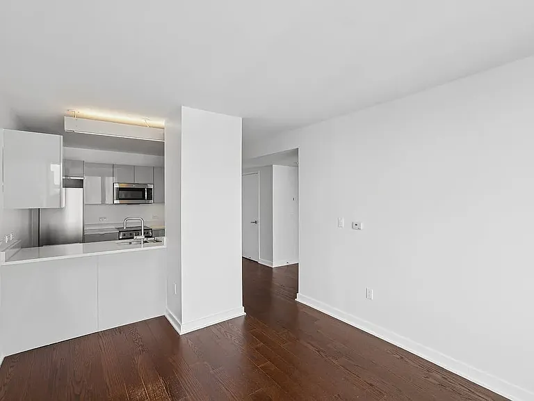 400 W 113th St #1506 — Photo 4