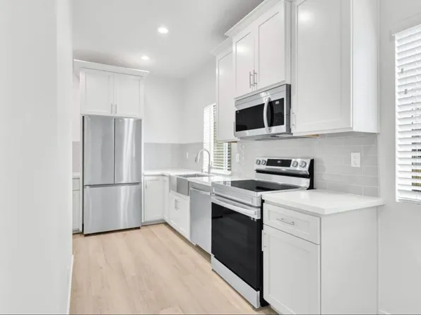 2 bedroom / 1 bath | Midtown Duplex Available Now, 2427 Liestal Aly, Sacramento, CA 95811