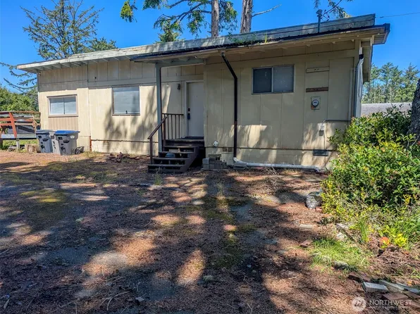 581 Dolphin Avenue NE, Ocean Shores, WA 98569