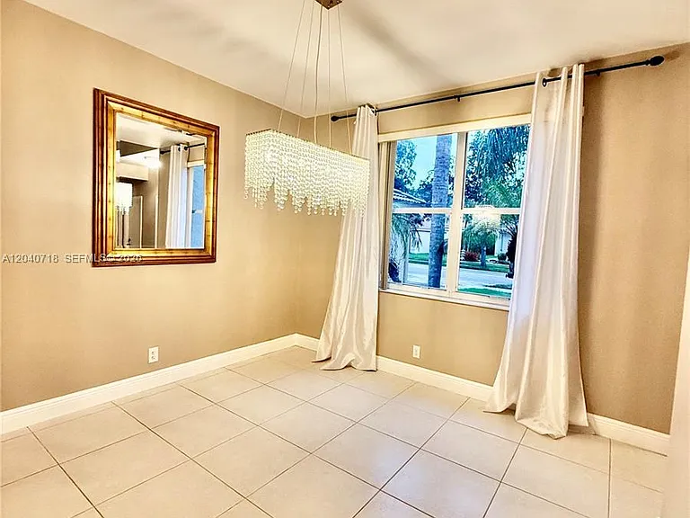 660 Sand Creek Cir — Photo 4