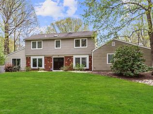 9 Kent Pl, Manalapan, NJ
