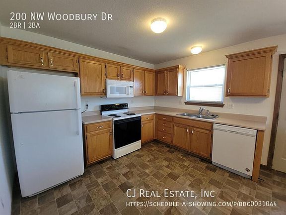 4th image of 200 NW Woodbury Dr