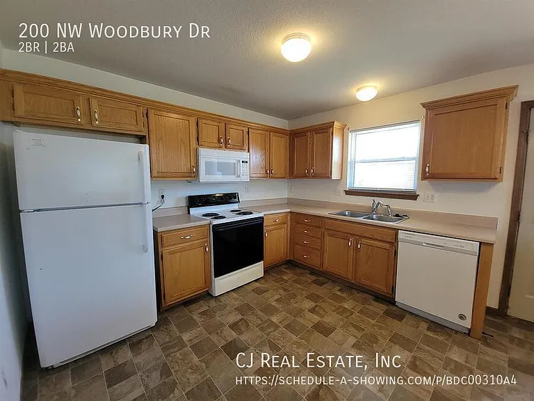 200 NW Woodbury Dr — Photo 4
