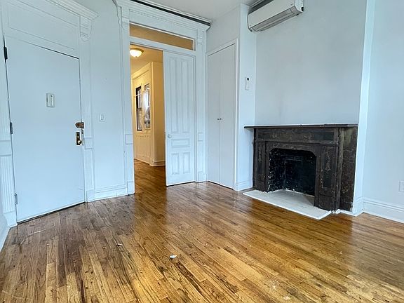 4th image of 107 Cornelia St #3RR
