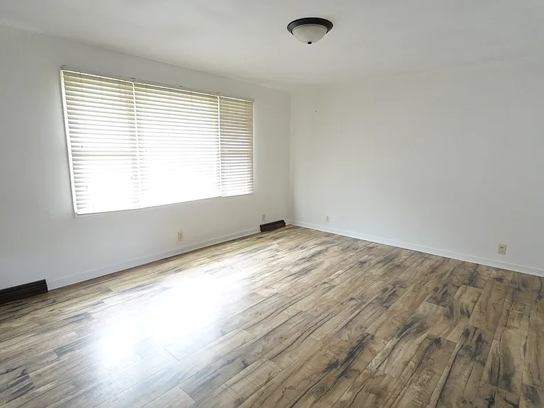 3313 N Locust St — Photo 15