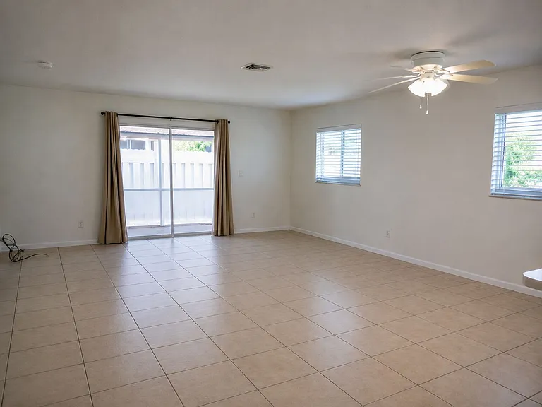 1623 SW Santa Barbara Pl — Photo 2