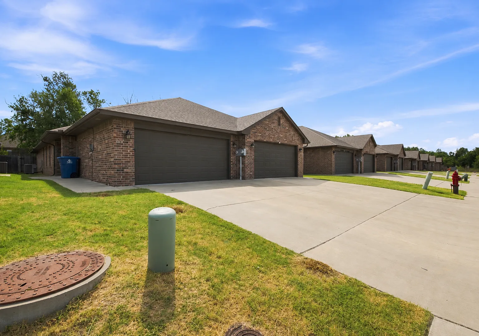 * Move In Special * 3 Bedroom 2 Bath 2 Car Garage - Edmond Schools Close To Downtown Edmond — Photo 2