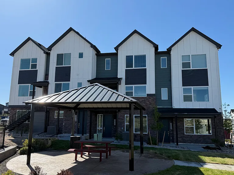 4050 Ascend Grv — Photo 2