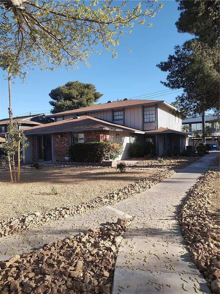 2 bed, 1.0 bath, 880 sqft, $1,350 — Photo 1