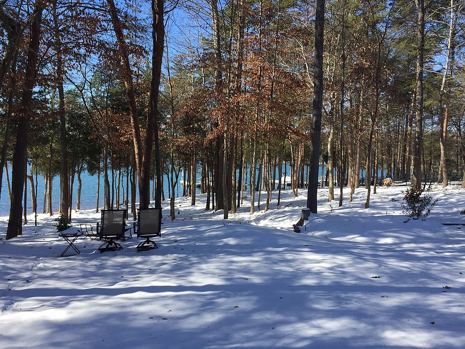 Seasonal beauty at the lake.