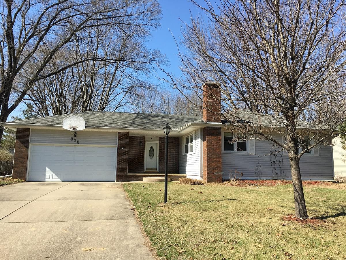 312 Meadow Dr, Macomb, IL 61455 | Zillow