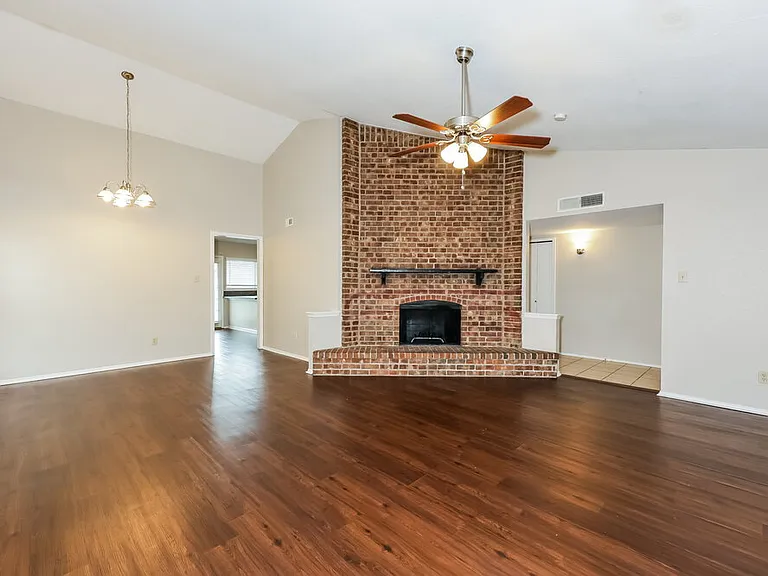 1385 Southridge Dr — Photo 5