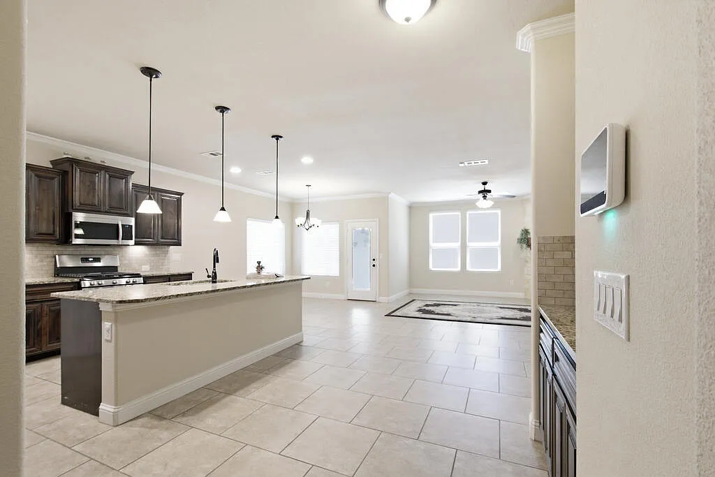 3 bed, 2.0 bath, 2034 sqft, $3,200 — Photo 4