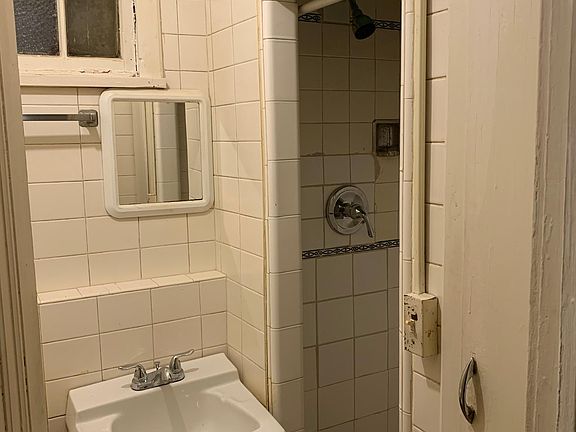 3rd image of 54 Parkwood St APT 9