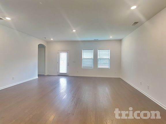 3rd image of 177 Crabourne Dr