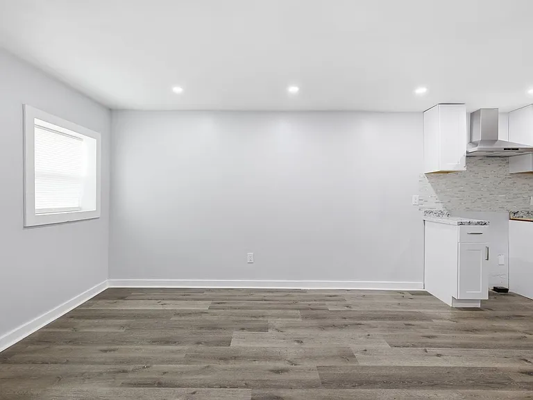 2336 Clifton Ave — Photo 8