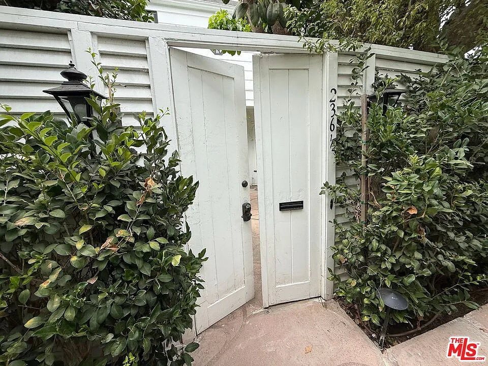 3 bed, 2.5 bath, 2300 sqft, $7,999 — Photo 2