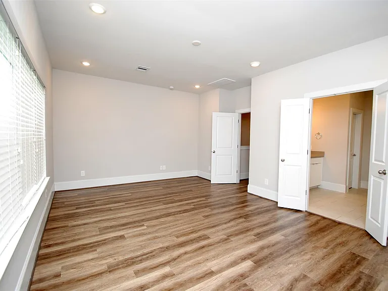 1270 N Post Oak Rd #A — Photo 28
