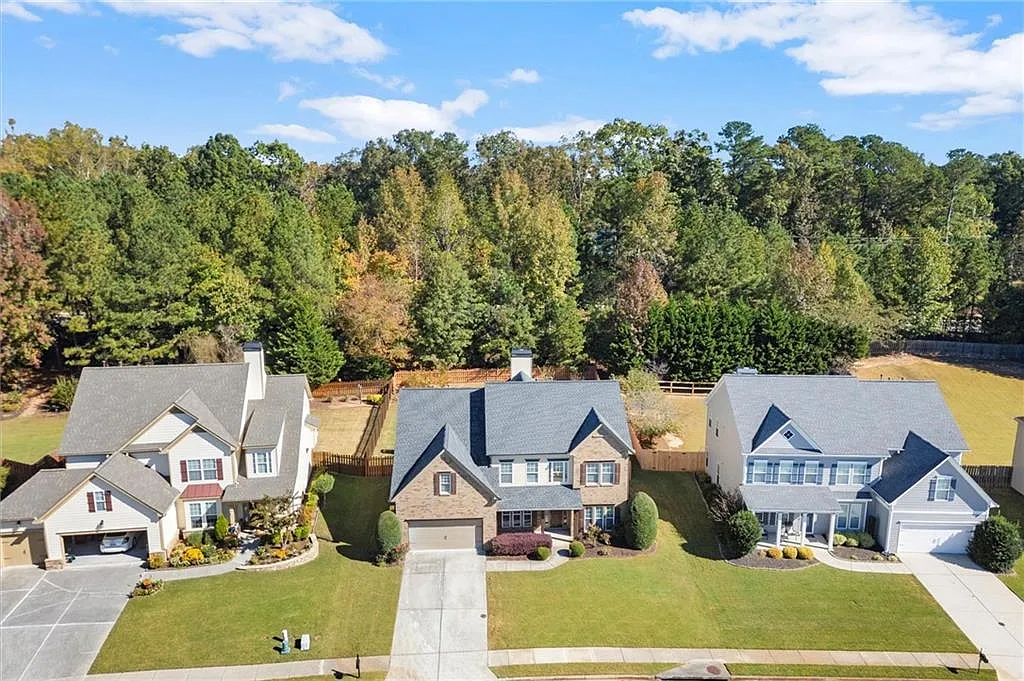5 bed, 3.0 bath, 3074 sqft, $3,300 — Photo 2