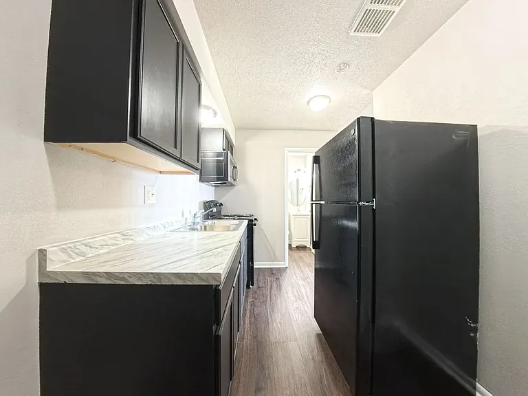 1131 Marsh Ave — Photo 7