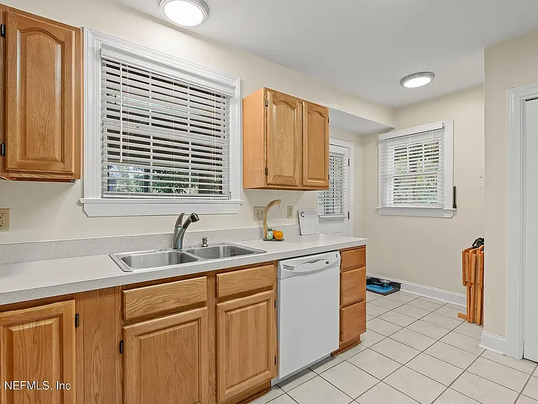 910 Talbot Ave — Photo 9