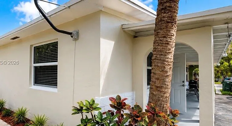 953 SW 16th St — Photo 1