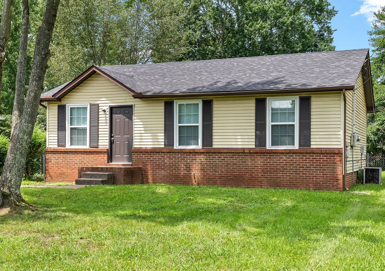 3 Bedroom Pet Friendly Home For Rent! — Photo 2