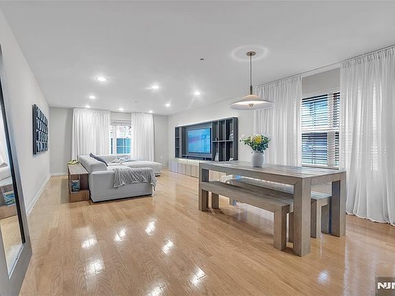 5th image of 547 Gorge Rd APT 2E