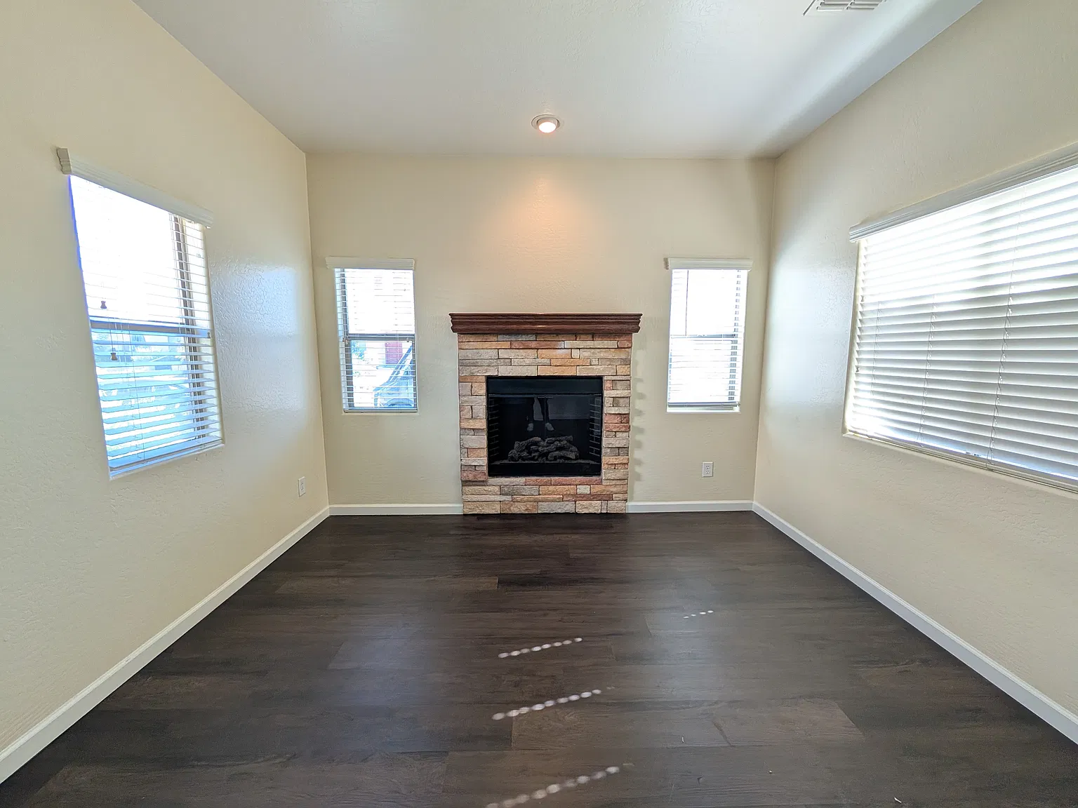 4 bed, 2.5 bath, 1913 sqft, $2,000 — Photo 3