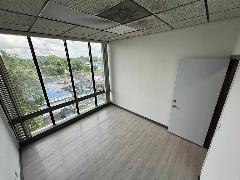 5555 Hollywood Blvd #301 — Photo 4