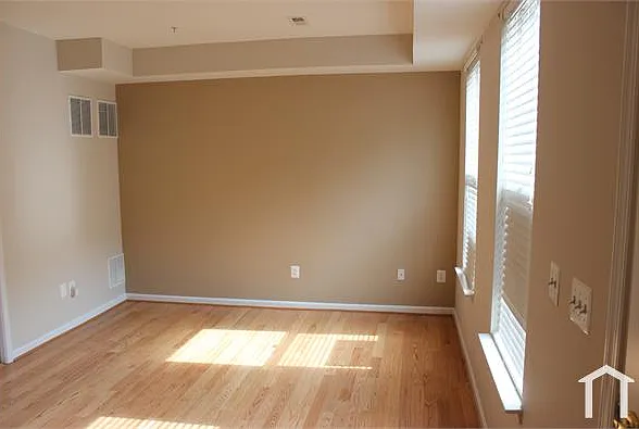 906 E Lombard St — Photo 25