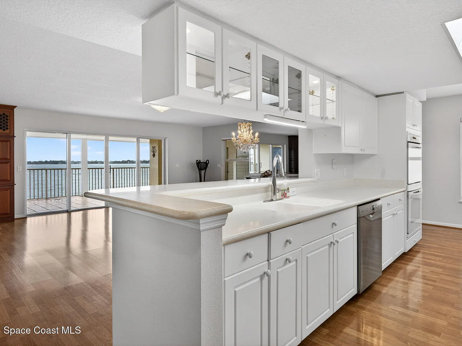 102 Riverside Drive 306 - 306 — Photo 4
