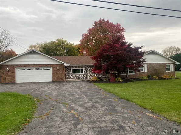 5783 Joanne Dr, Sanborn, NY 14132
