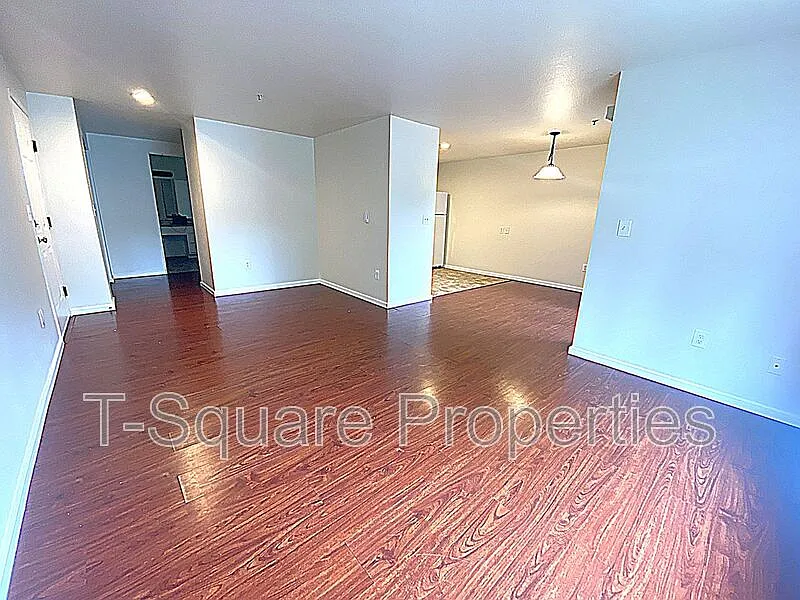 7041 S 116th Pl — Photo 2