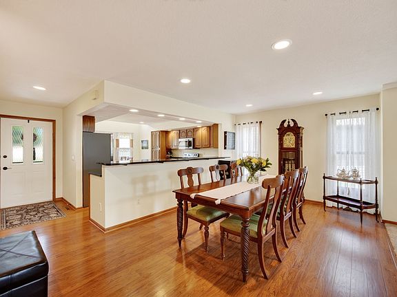 5th image of 1932 Maple Cir
