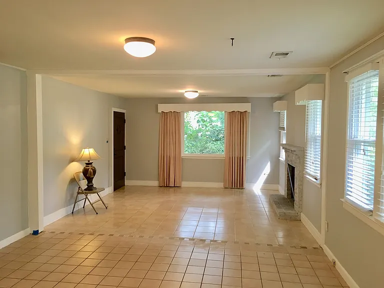 606 N Maple St — Photo 8