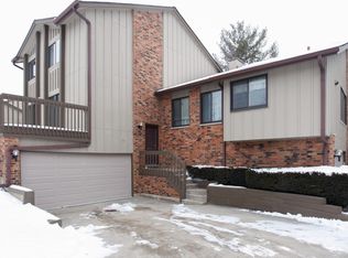 22 Clubside Dr, Willowbrook, IL 60527