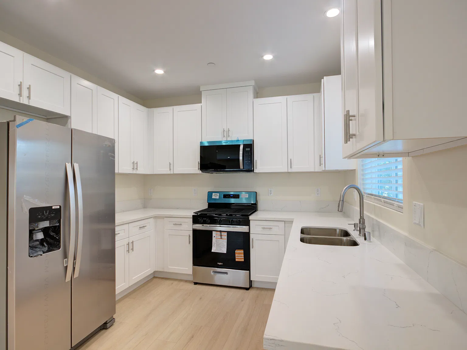 3 bed, 2.5 bath, 1200 sqft, $3,700 — Photo 4