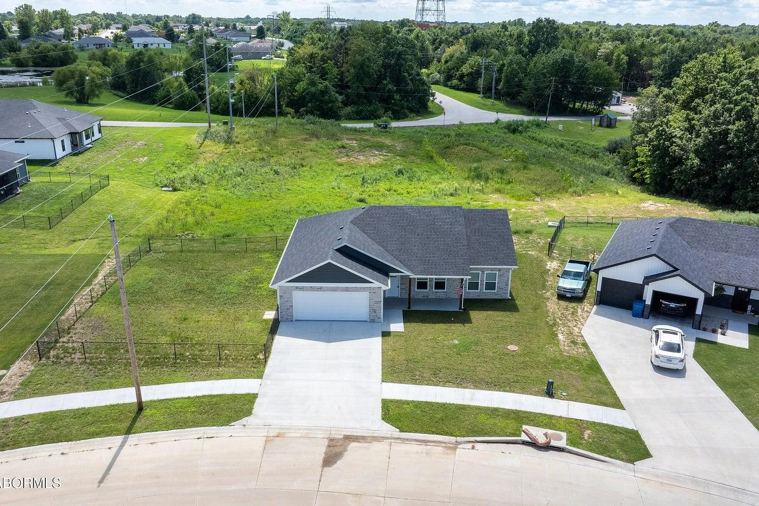 726 Vine Dr — Photo 2